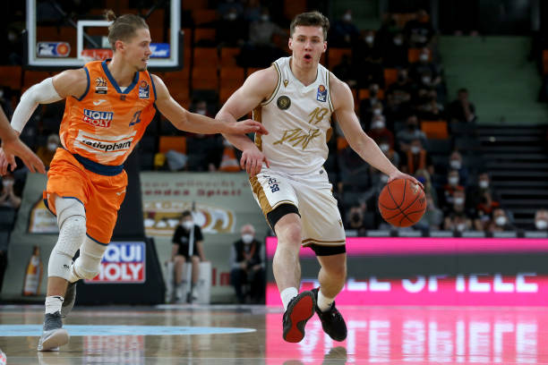 行任意球的 行任意球的